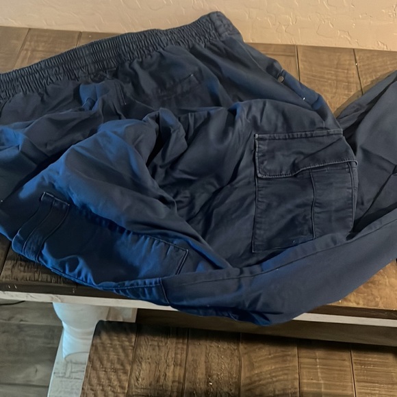 Navy blue scrubs by beyond scrubs. Too size 3x bottoms do - Picture 3 of 4